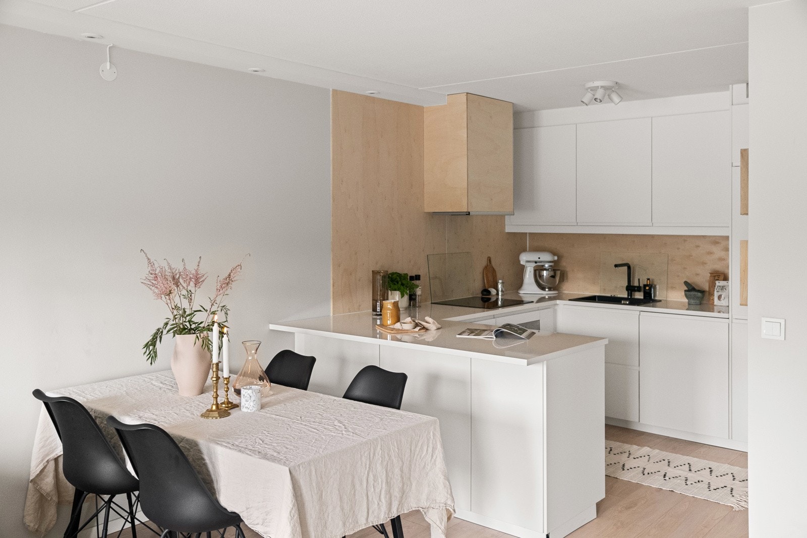 Kjøkkeninnredning(2017) med glatte fronter, laminat benkeplate, ventilator til fellesanlegg, oppvaskkum og blandebatteri. Kjøkkenet har integrert kjøl-/fryseskap, oppvaskmaskin og komfyr med induksjonstopp. Galleribilde