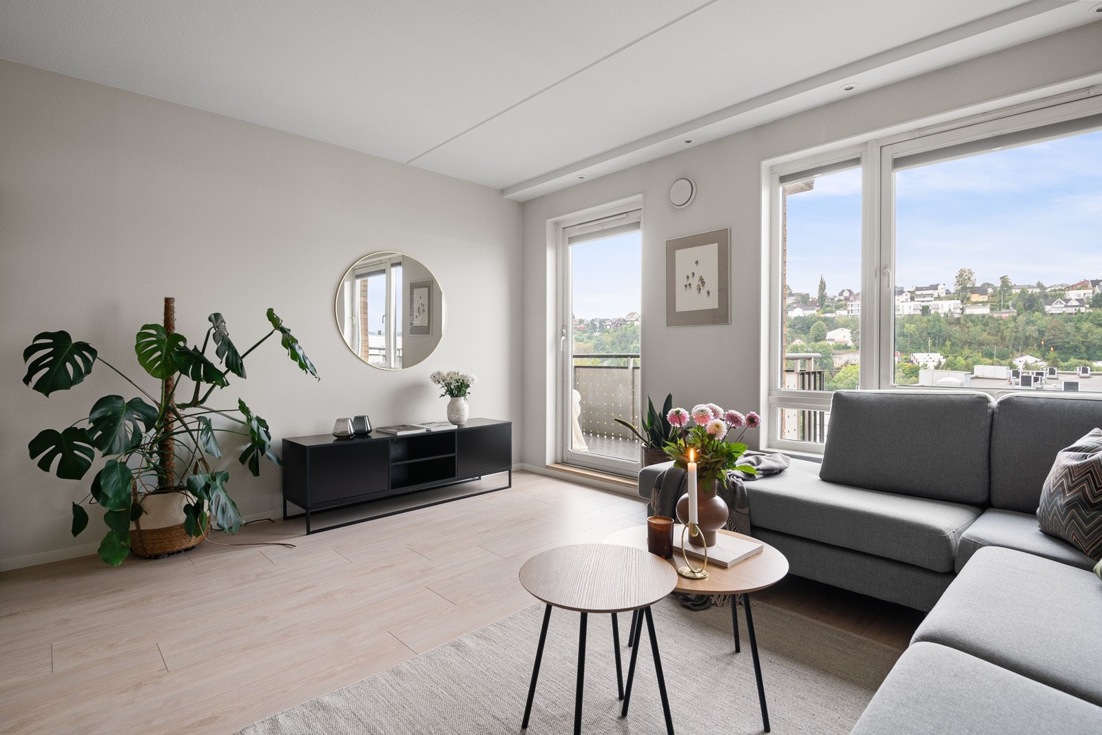 Fra stuen er det utgang til den solrike balkongen. Om sommeren fungerer uteplassen som en forlengelse av stuen med mye sol. Galleribilde