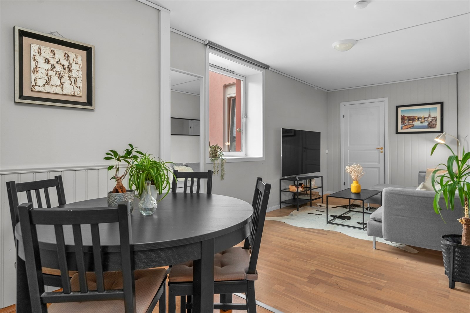 Velkommen til Mellomila 22 - en særegen og romslig 4-roms leilighet med sentral beliggenhet Galleribilde