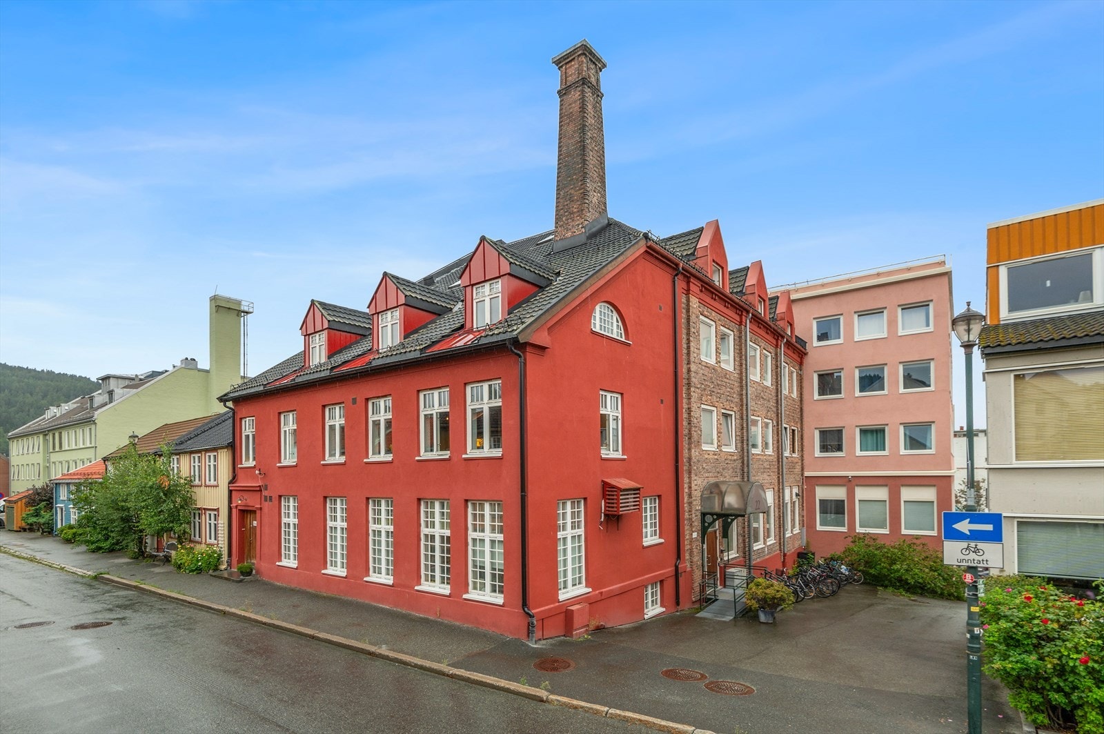 Fra leiligheten er det gangavstand til alt av byens fasiliteter, som shopping, gode kollektivtilbud og ikke minst flere dagligvarebutikker. Galleribilde