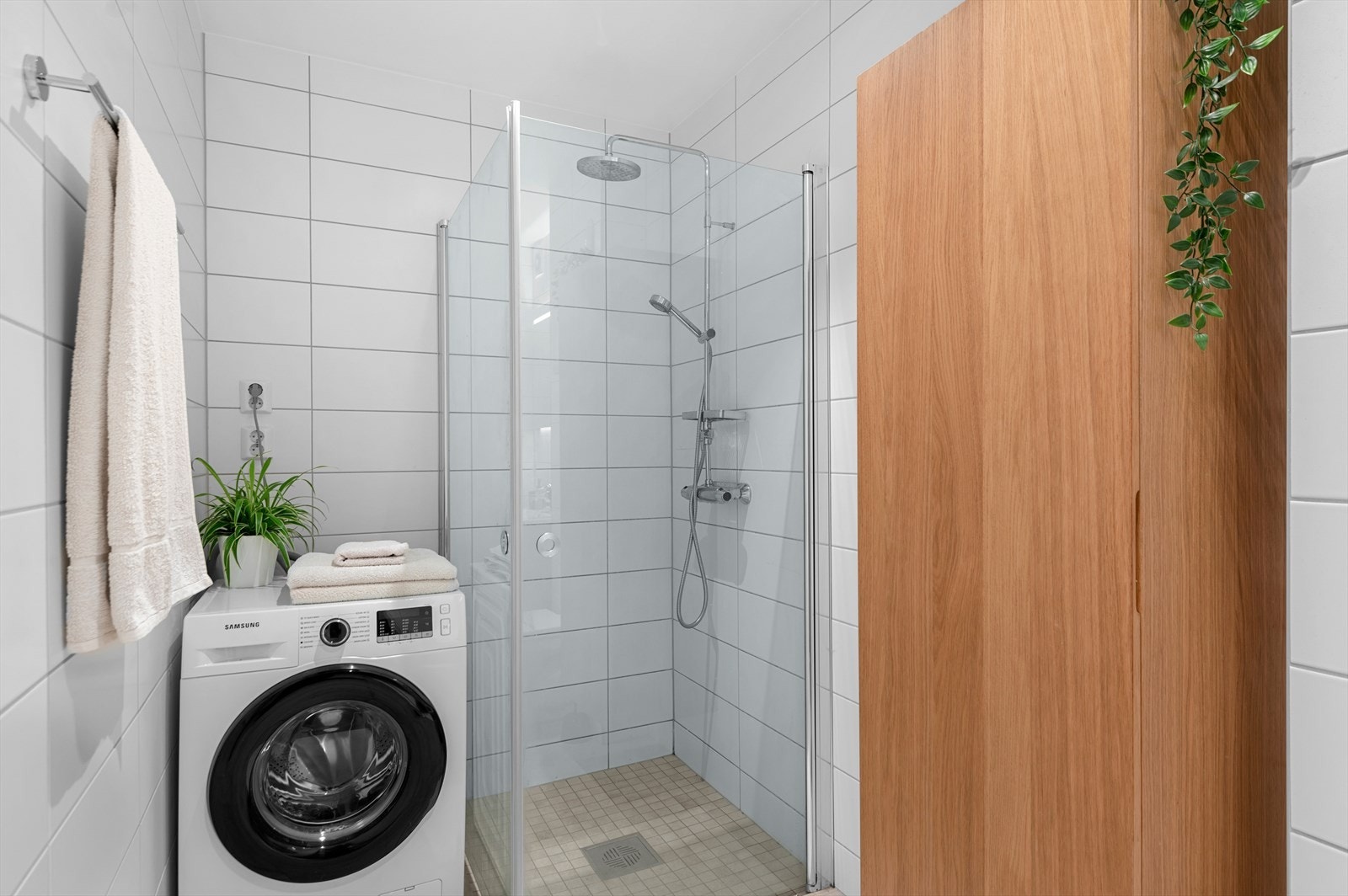 Det er utstyrt med innfellbare dusjdører, servantskap, veggmontert wc, opplegg for vaskemaskin og mekanisk avtrekk. Galleribilde