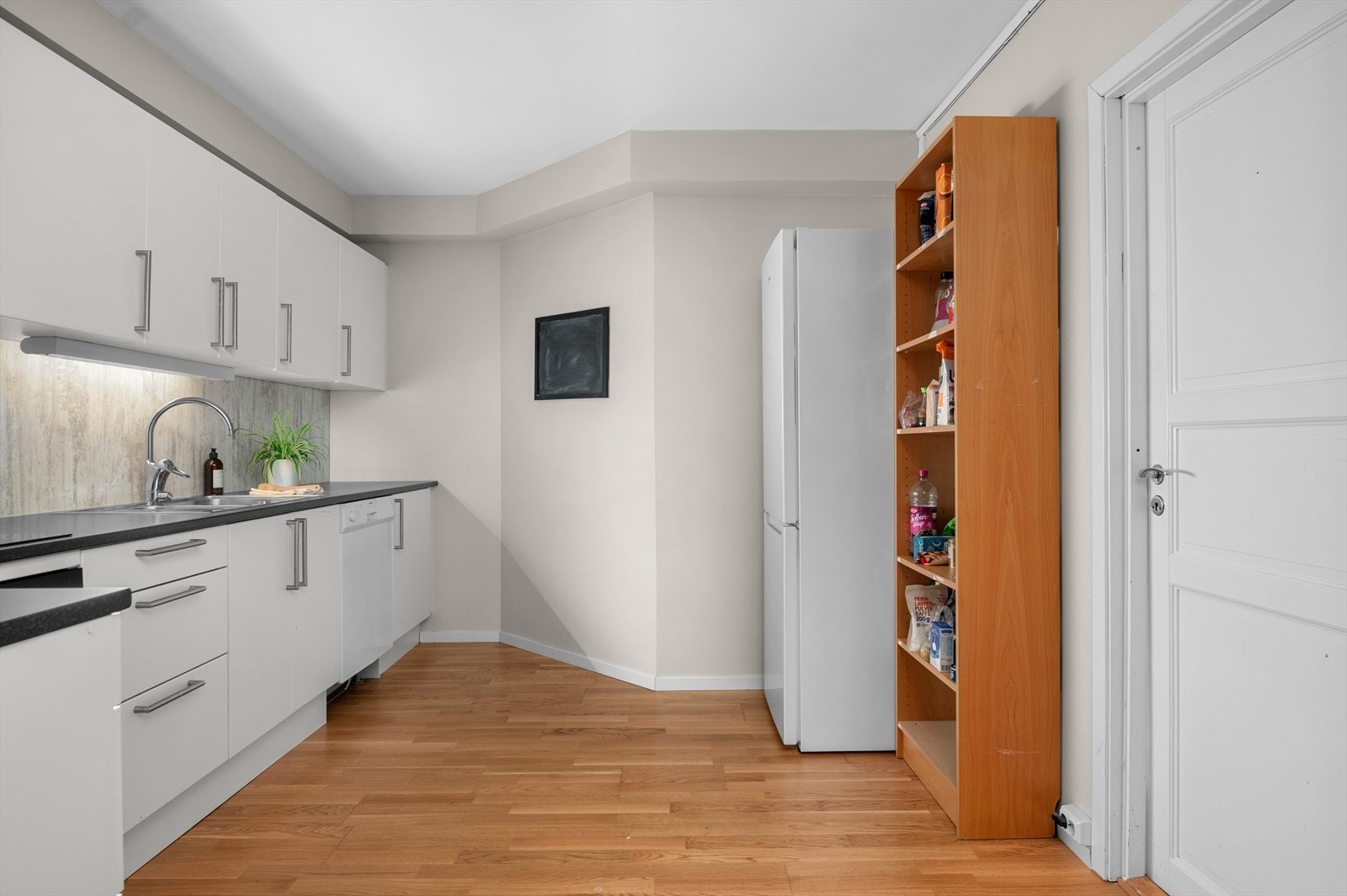 Kjøkkenet har fått tilstandsgrad 1 av takstmann og fremstår i pen stand Galleribilde