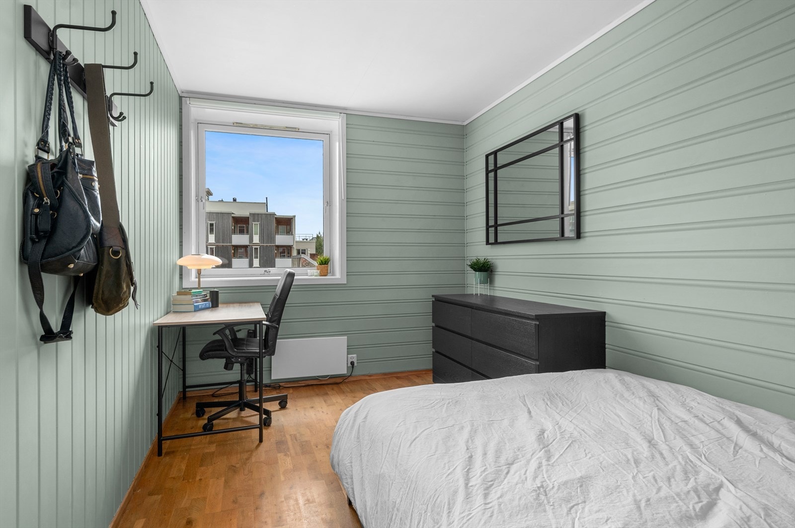 Her får du soverom av god størrelse og med muligheter for garderobeløsninger Galleribilde