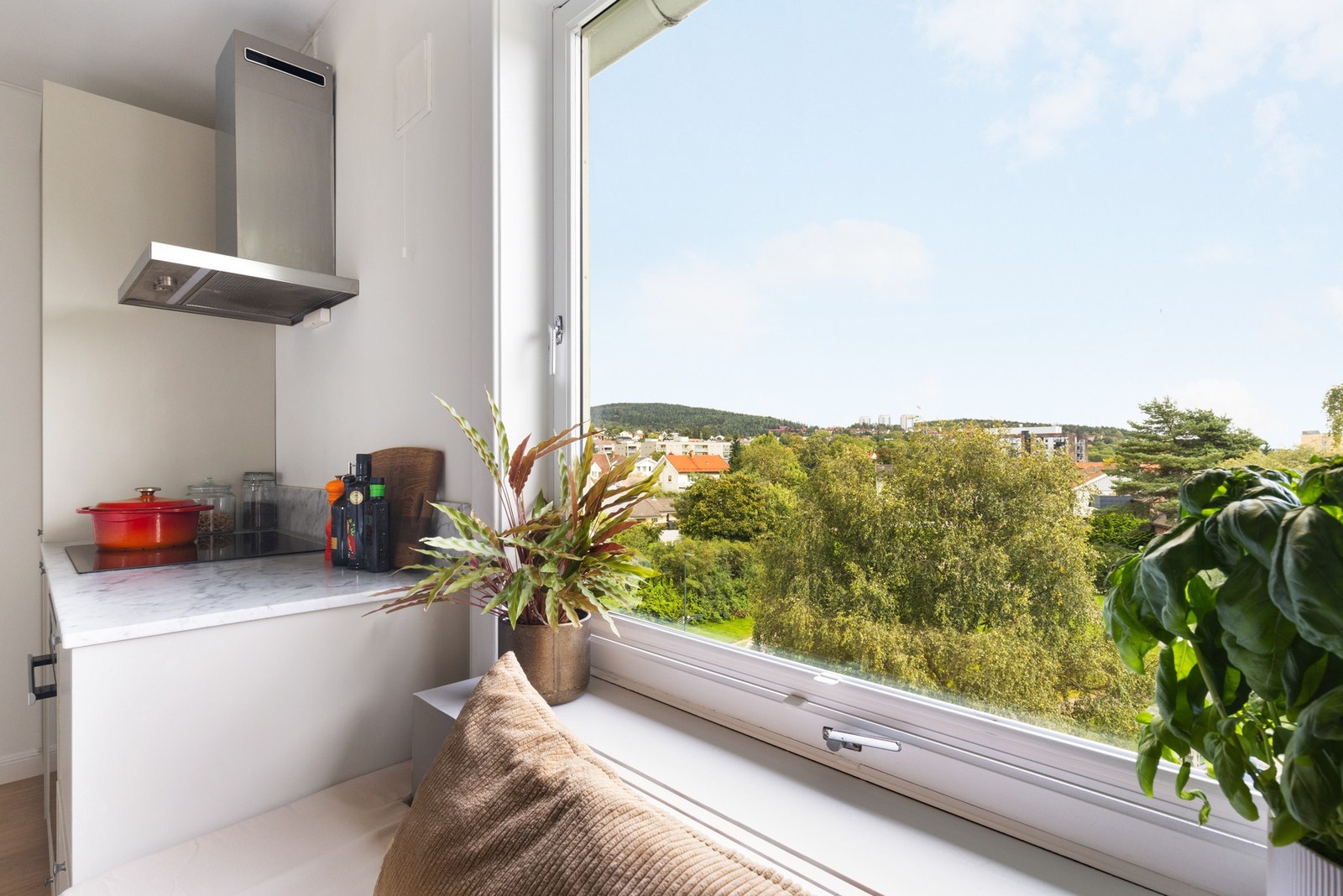 Fra plassbygget sittebenk kan du nyte roen og utsikten med dagens første kaffekopp. Rommet vender mot øst og får deilig morgen- og formiddagssol. Galleribilde