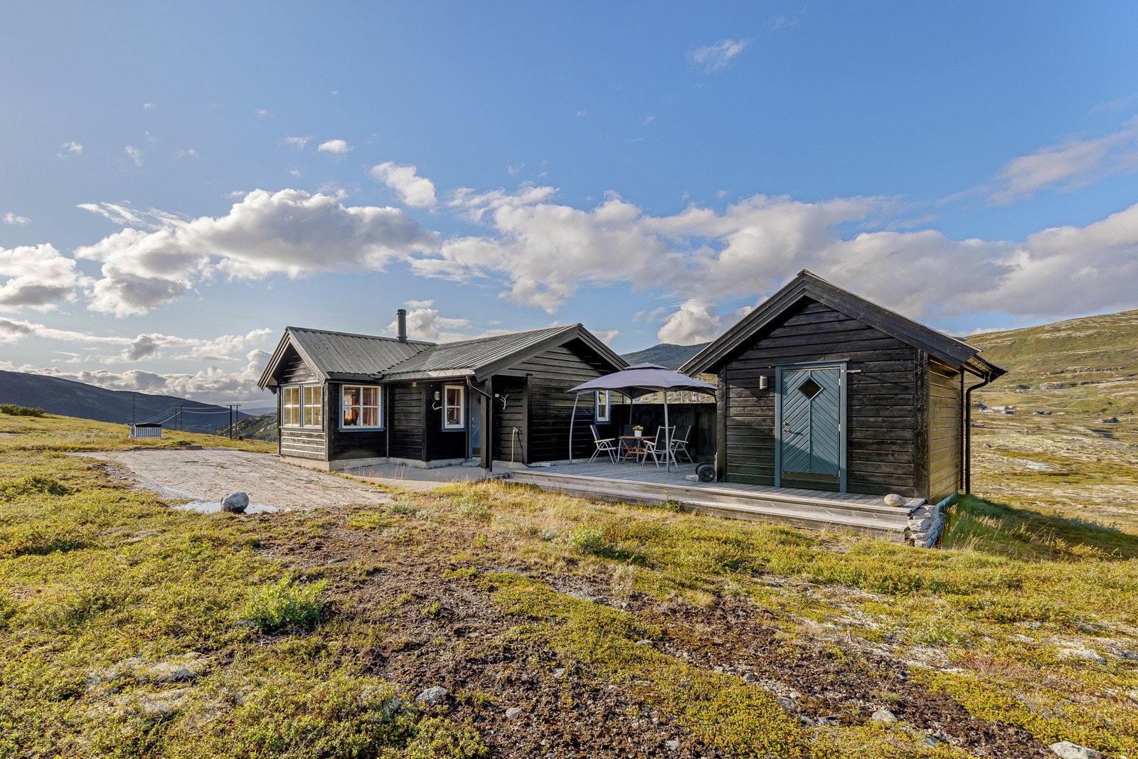 Mellom hytta og anneks, er det opparbeida ein godt planlagt terrasse som gjev ein stor og skjema uteplass. Galleribilde