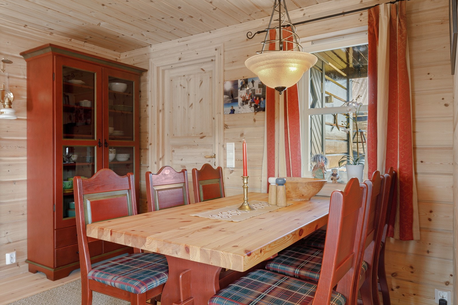 Det er god plass til eit romsleg spisebord for å samle heile familien på koselege middagar. Galleribilde