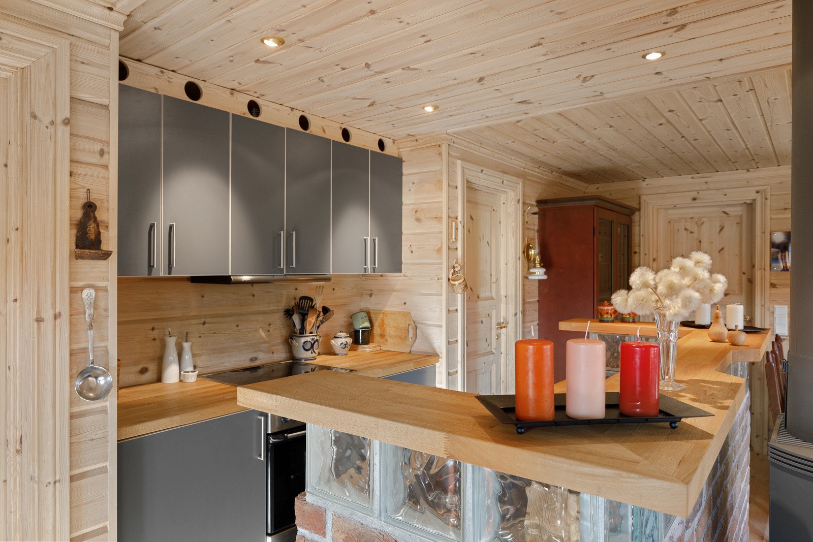 Kjøkeninnredning med rikeleg lagringsplass og godt utforma arbeidsbenkar. Galleribilde