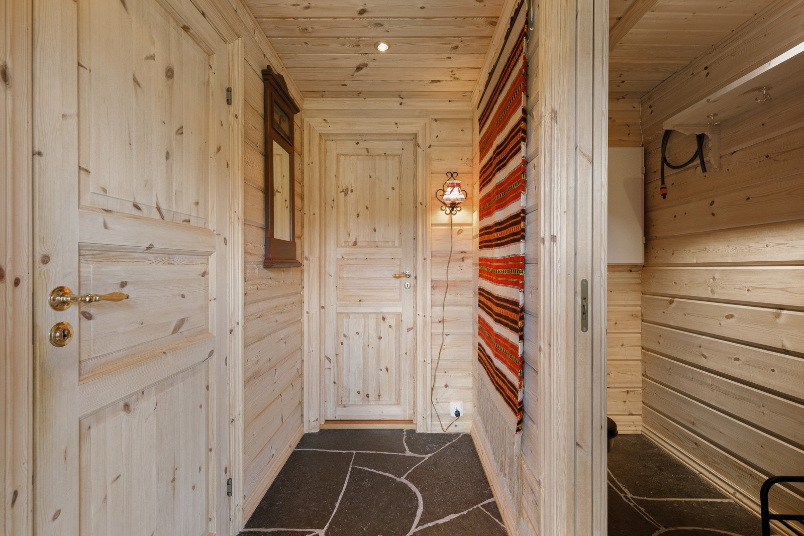 Velkommen inn! Her blir du møtt av ein nokså romsleg gang, med gode moglegheitar for opphenging av klede og sko. Rett fram, har ein badet. Galleribilde
