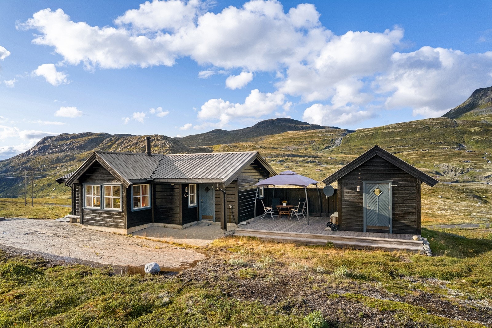 I tillegg er det eit anneks med eige soverom. Godt planlagt terrasse gjev ein stor og skjerma uteplass. Galleribilde