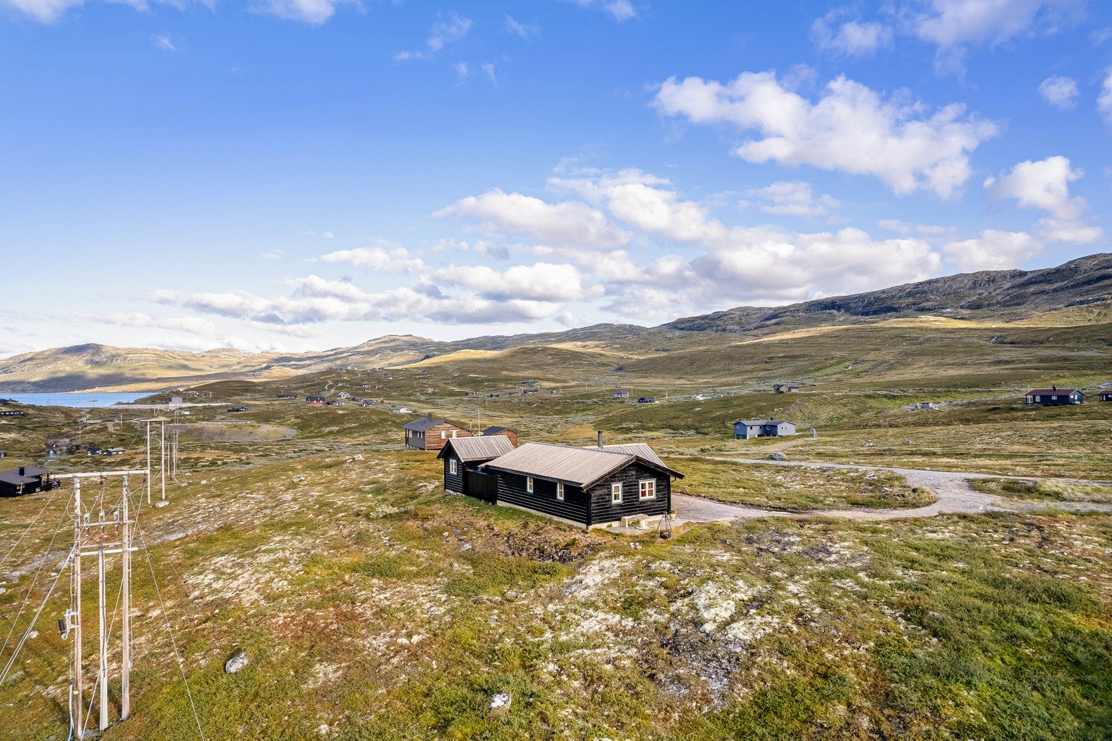 Sykkelstien på gamlevegen mellom fjellet og Årtal åpnar opp for opplevingar i spektakulære omgjevnader. Galleribilde