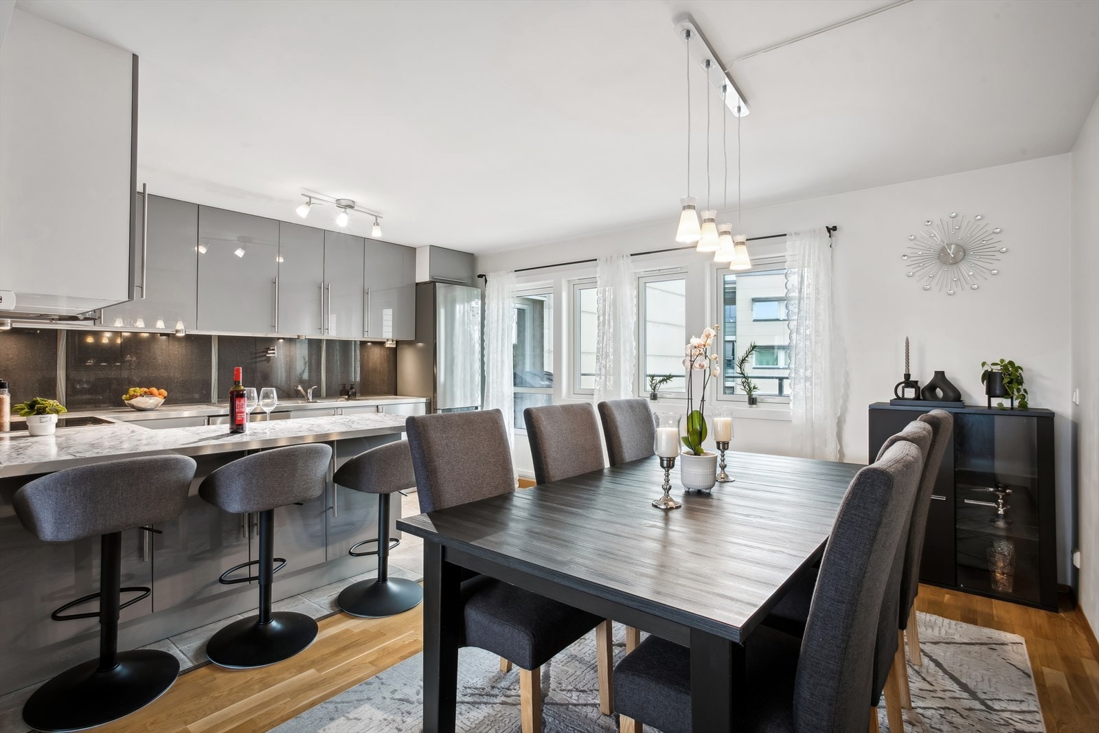 Rommet har flere innredningsmuligheter og god plass til både sofa og spisegruppe. Galleribilde