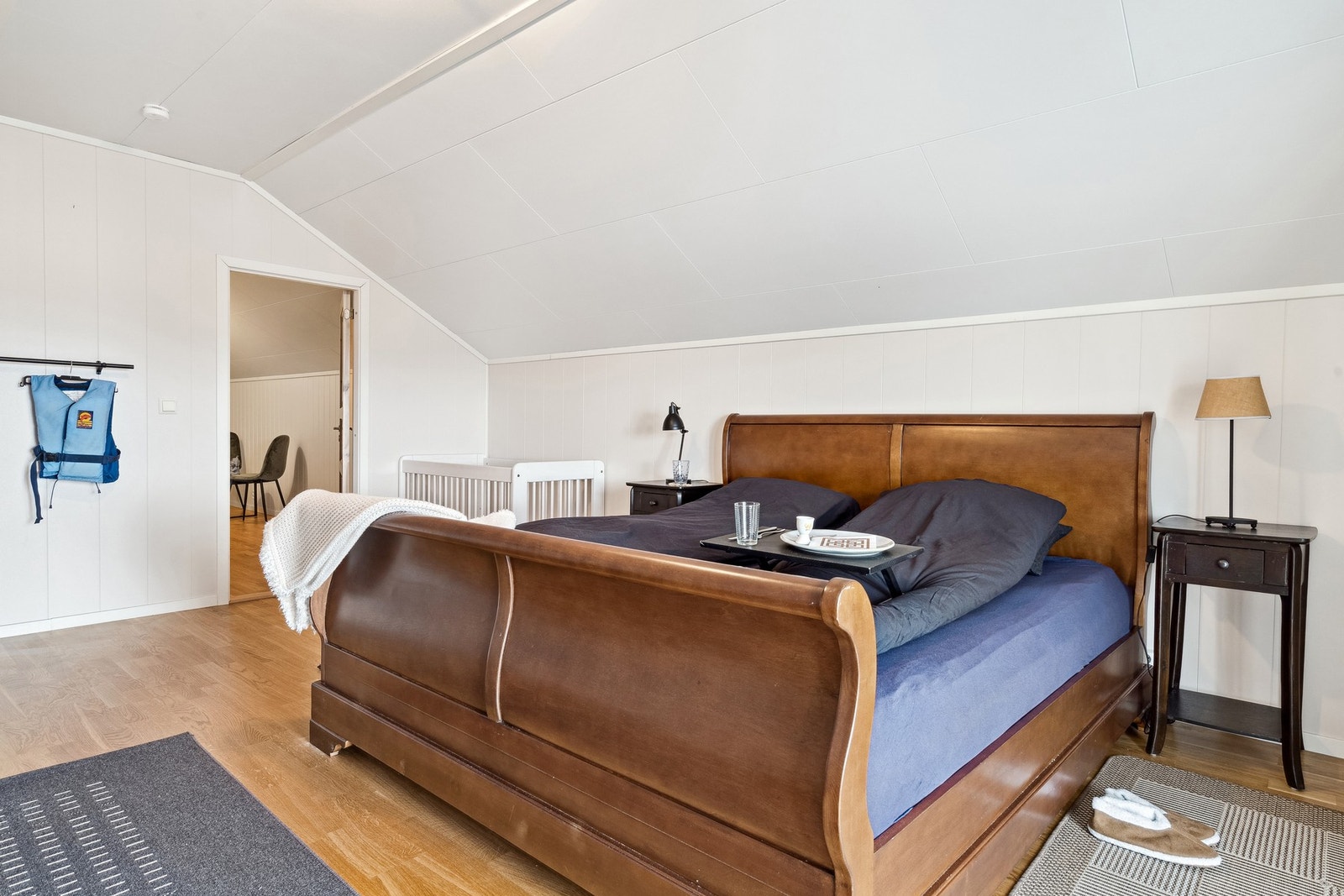 Meget god plass til stor dobbeltseng, tilhørende nattbord og ønsket garderobeløsning Galleribilde