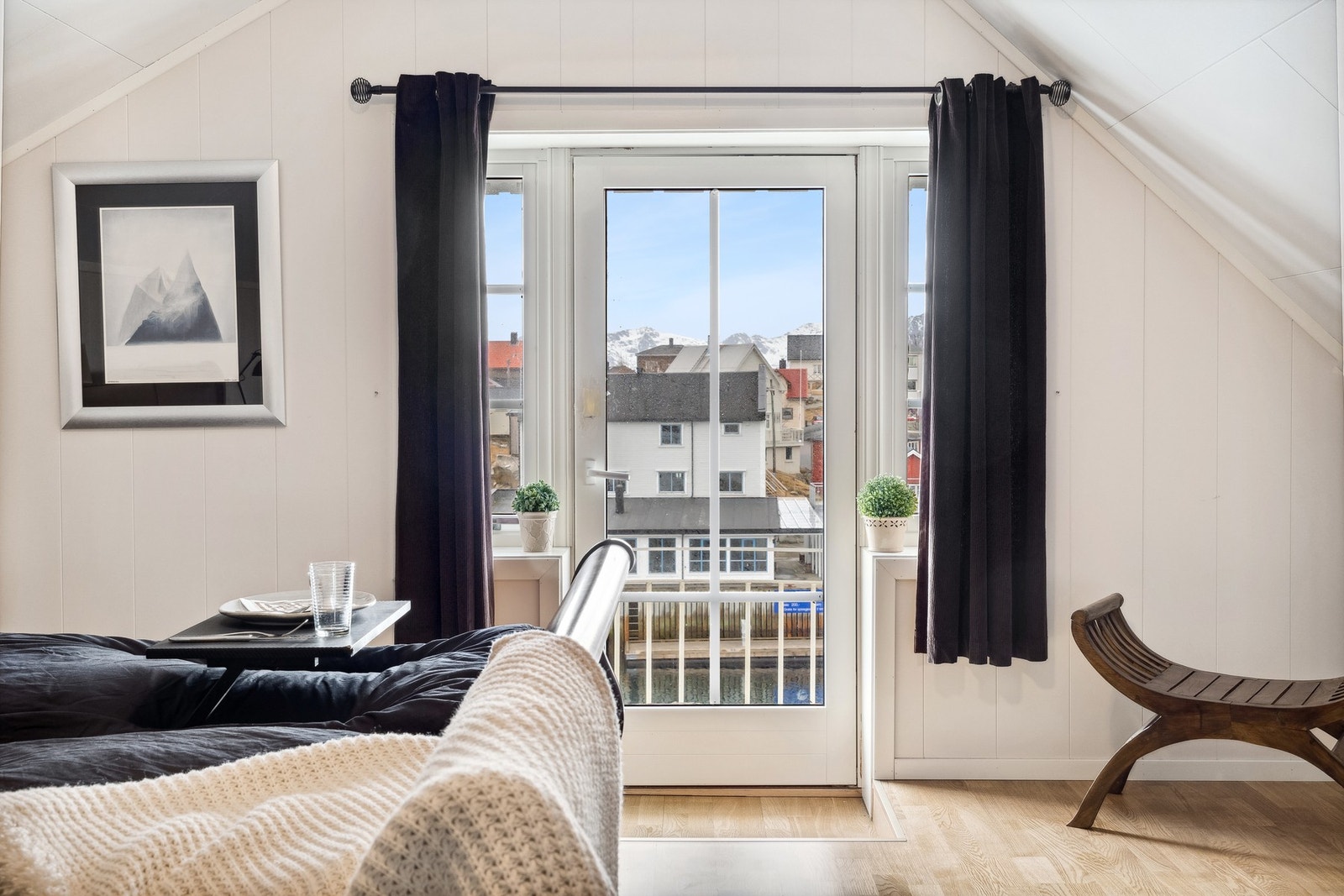 Adkomst til fransk balkong med trivelig sjøutsikt Galleribilde