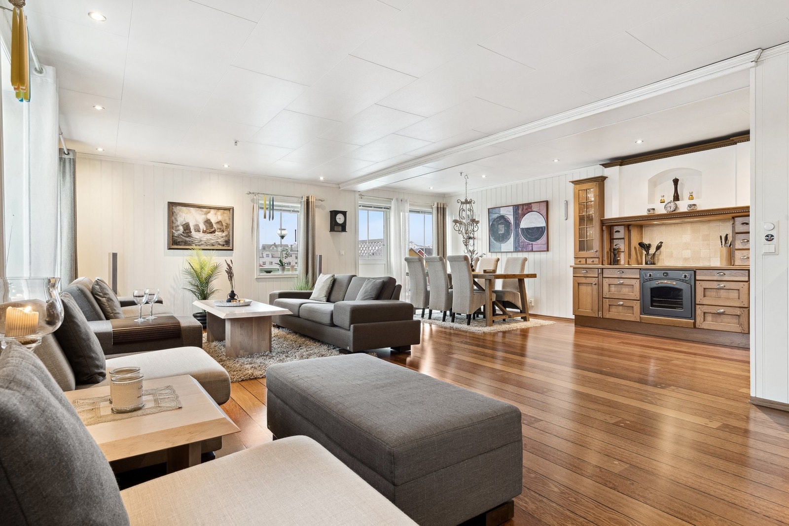 Leiligheten bærer preg av estetiske materialvalg, blant annet med gulv av parkett og skipsgulv Galleribilde