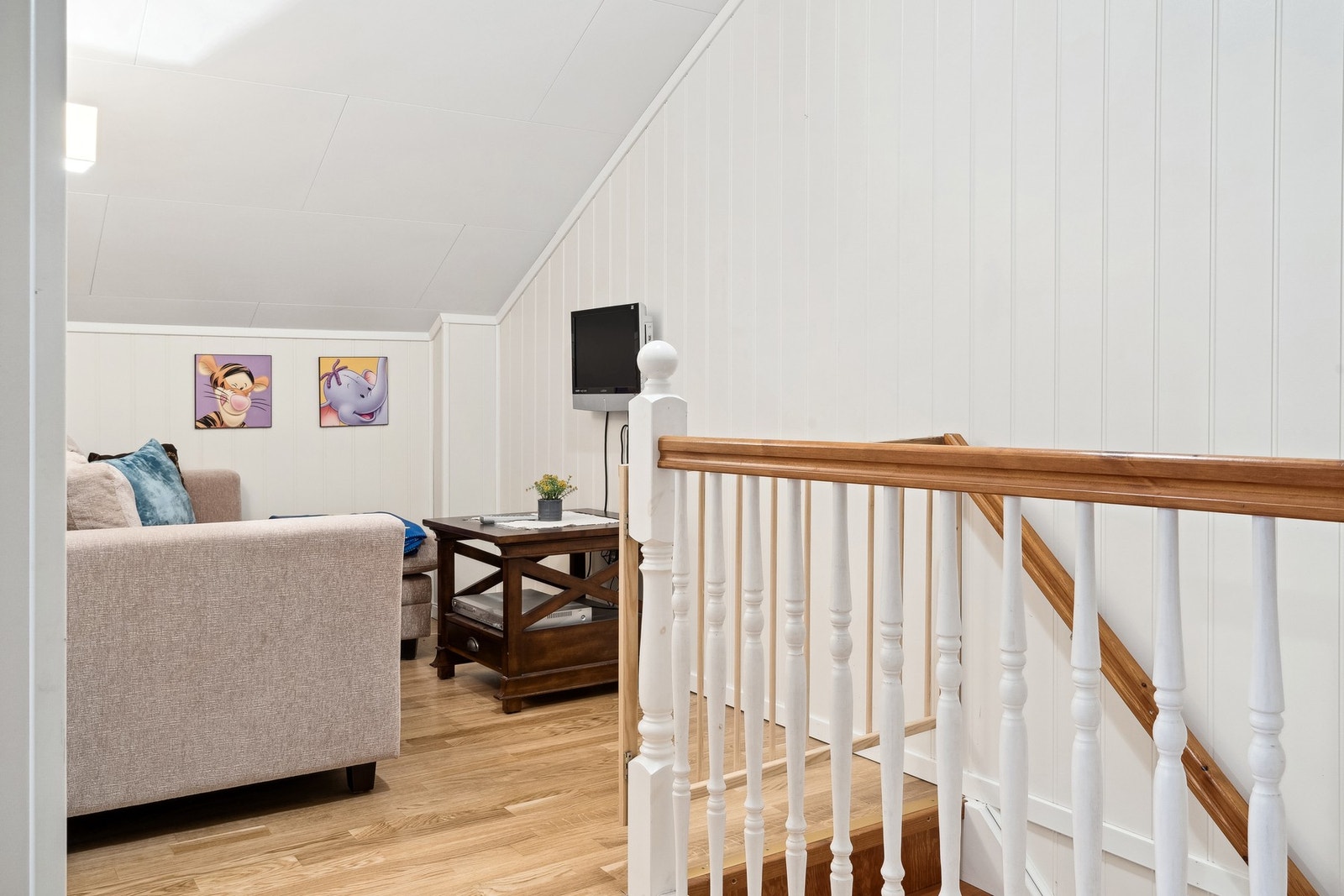 I loftsetasjen kommer vi rett opp til en hyggelig loftstue Galleribilde