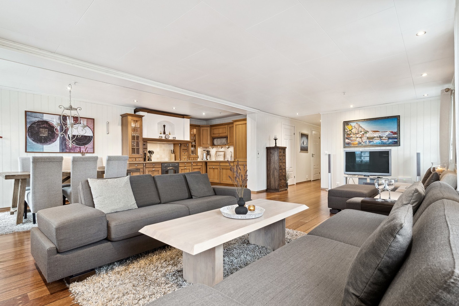 Lyse, delikate overflater og en sosial planløsning Galleribilde