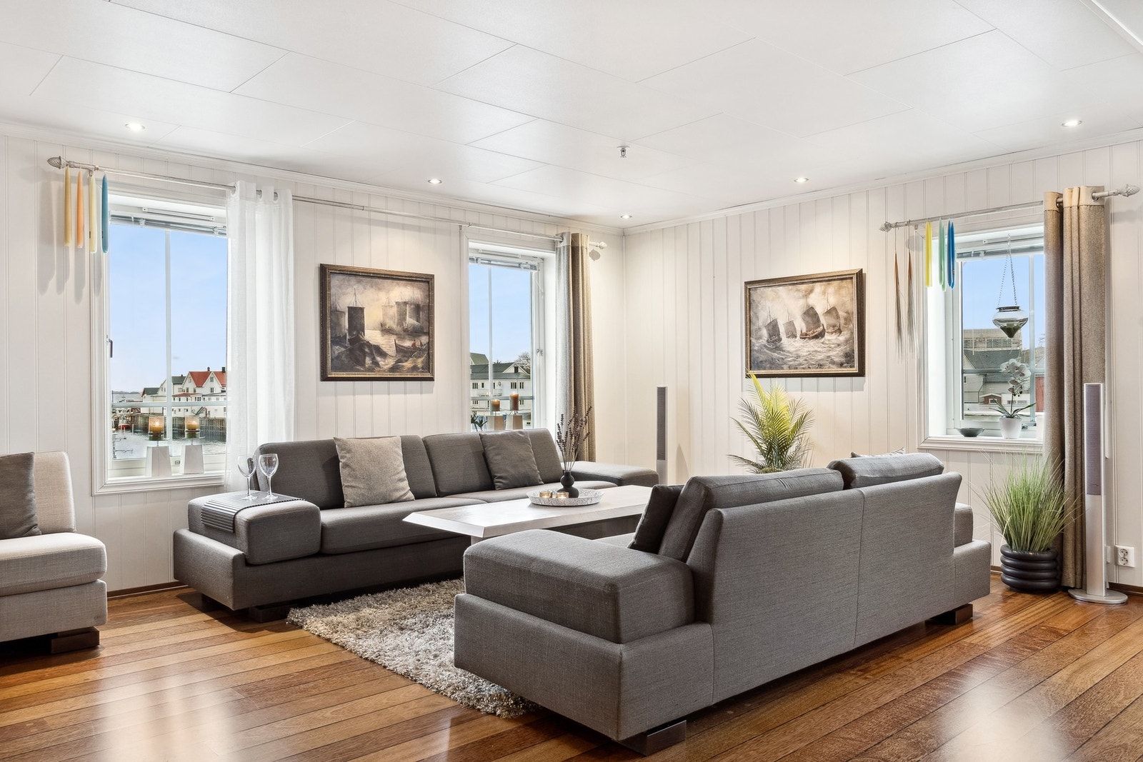 Velkommen inn i stuen, hvor du har rikelig med naturlig lysinnslipp! Galleribilde