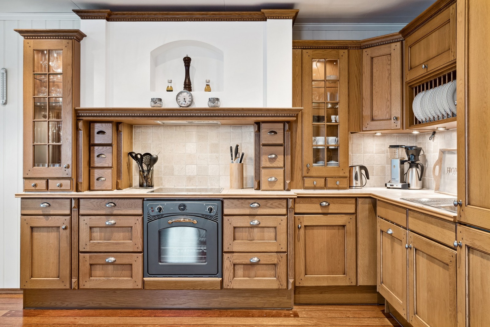 Kvalitetskjøkken fra JKE med profilerte fronter i eik og benkeplate av fliser - selvsagt med integrerte hvitevarer Galleribilde
