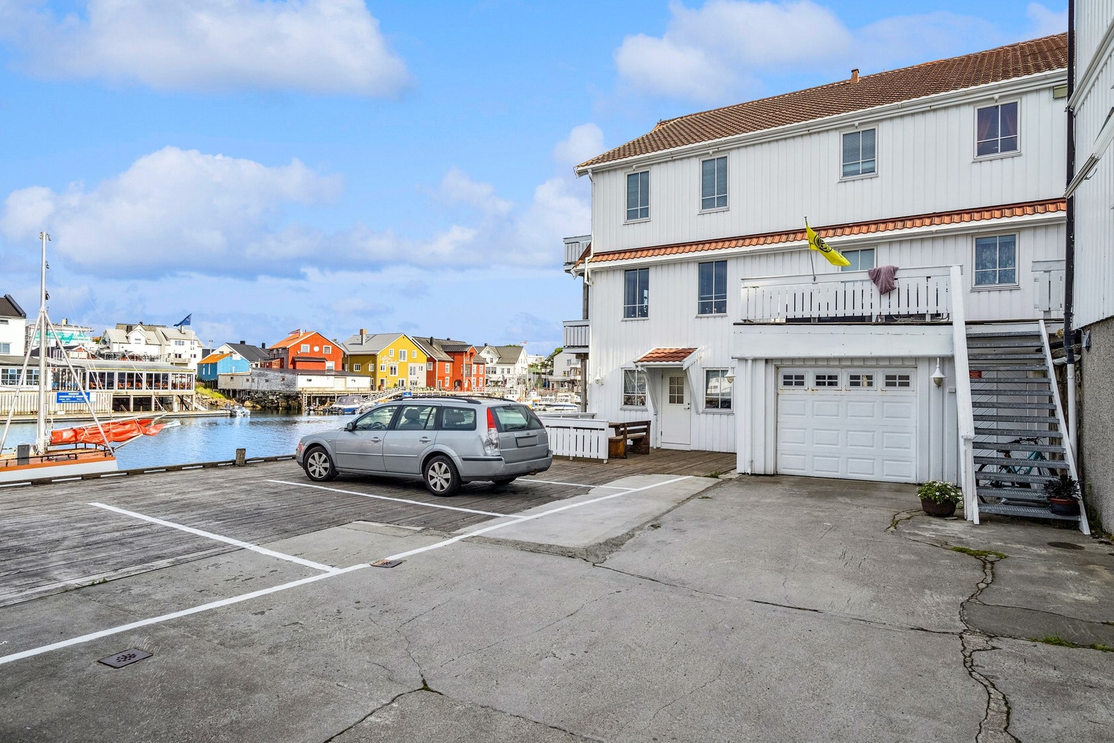 Leiligheten disponerer egen parkeringsplass Galleribilde