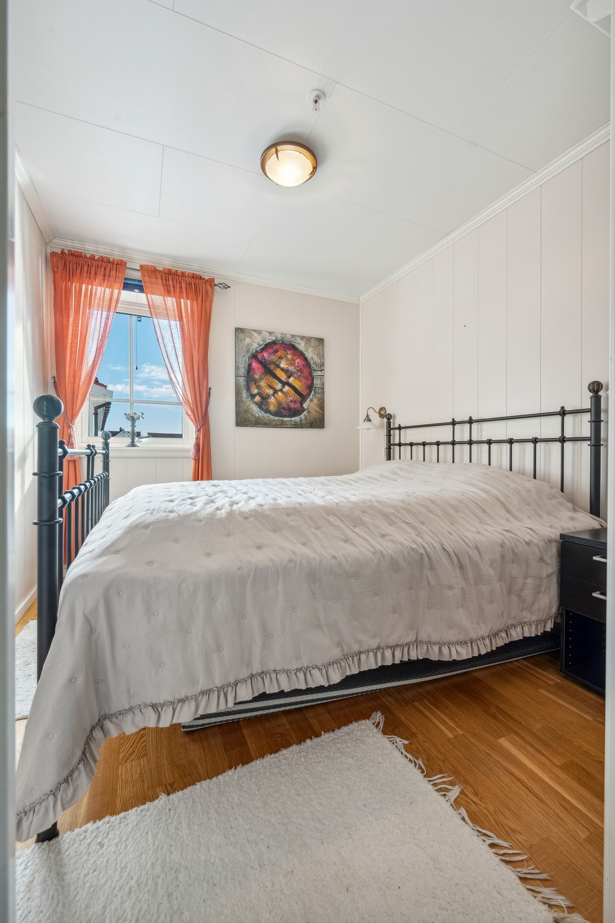 Soverom i hovedetasje har plass til dobbeltseng Galleribilde