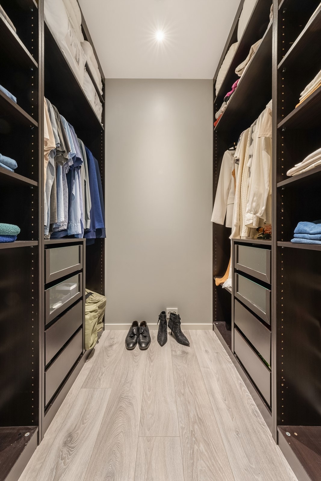 Walk-in garderobe i tilknytning til hovudsoverommet gjer prikken over i'en! Galleribilde