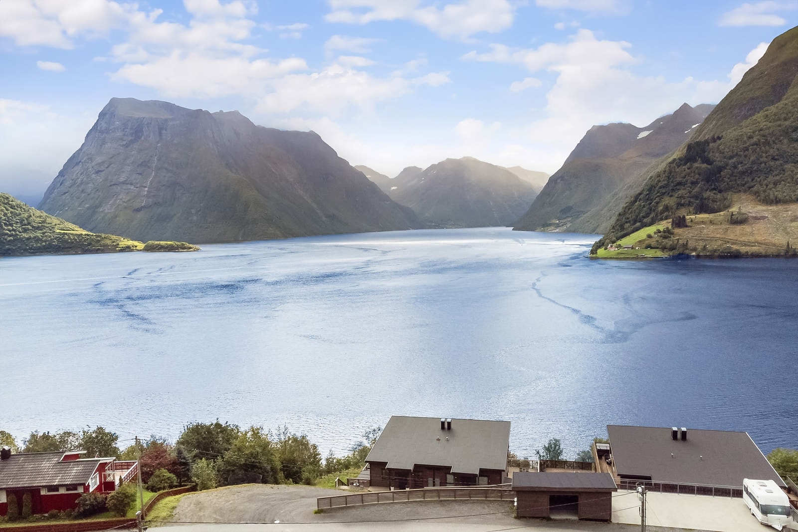 Frå bustaden er det ca 1,2 km inn til sentrum av Sæbø, og ca 27 km til både Ørsta og Volda sentrum Galleribilde