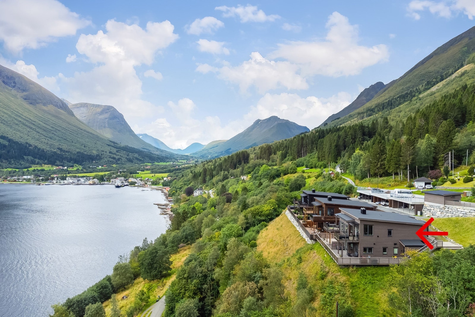 Bustaden ligg på eit høgdedrag som sikrer spektakulær utsikt! Galleribilde