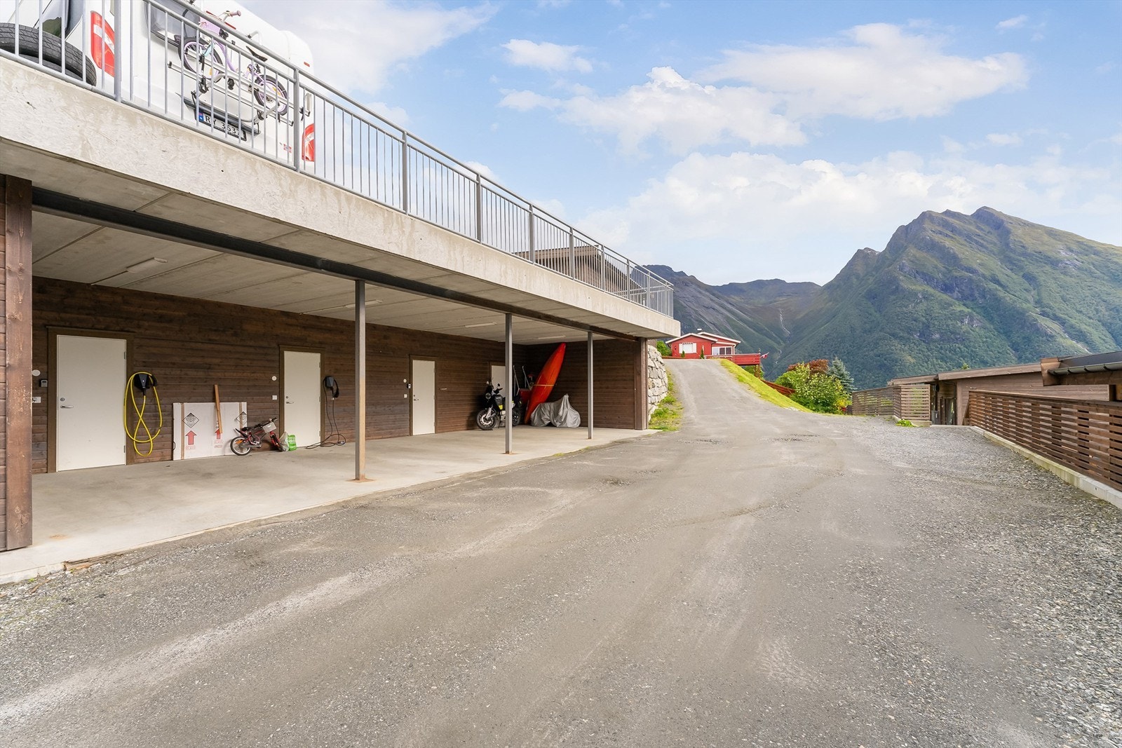 Parkering i carport med elbilladar. Gjesteparkering på taket. Sportsbod i bakkant av carporten Galleribilde