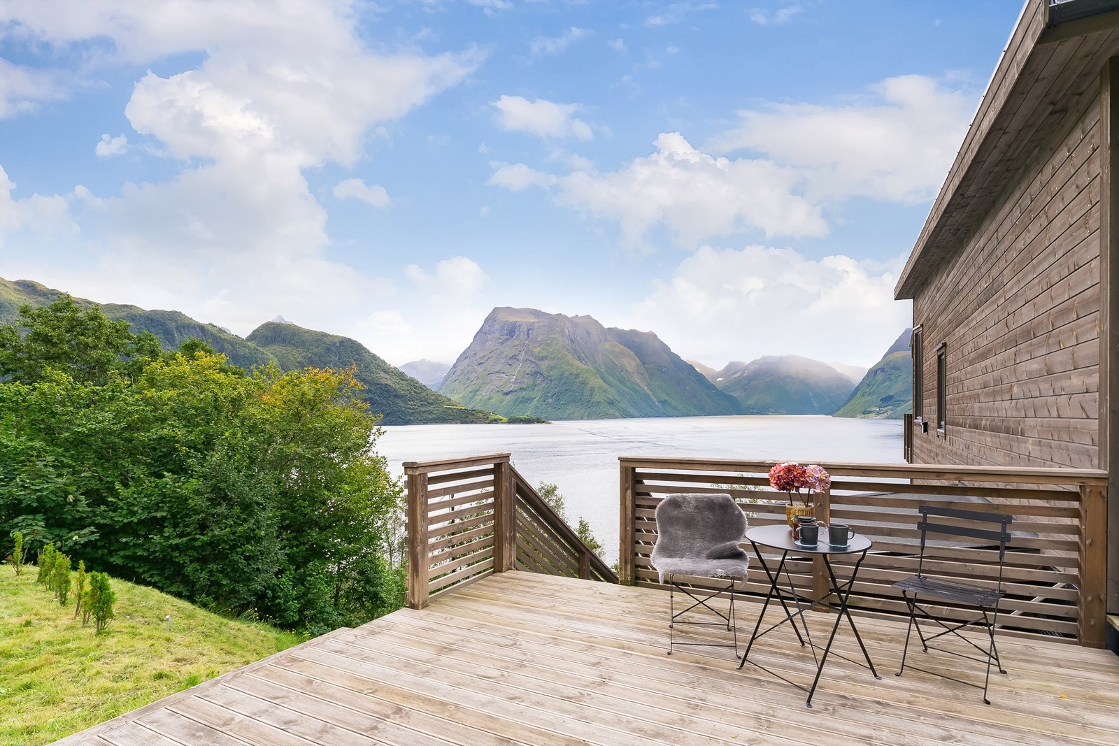 Fin terrasse ved inngangspartiet Galleribilde