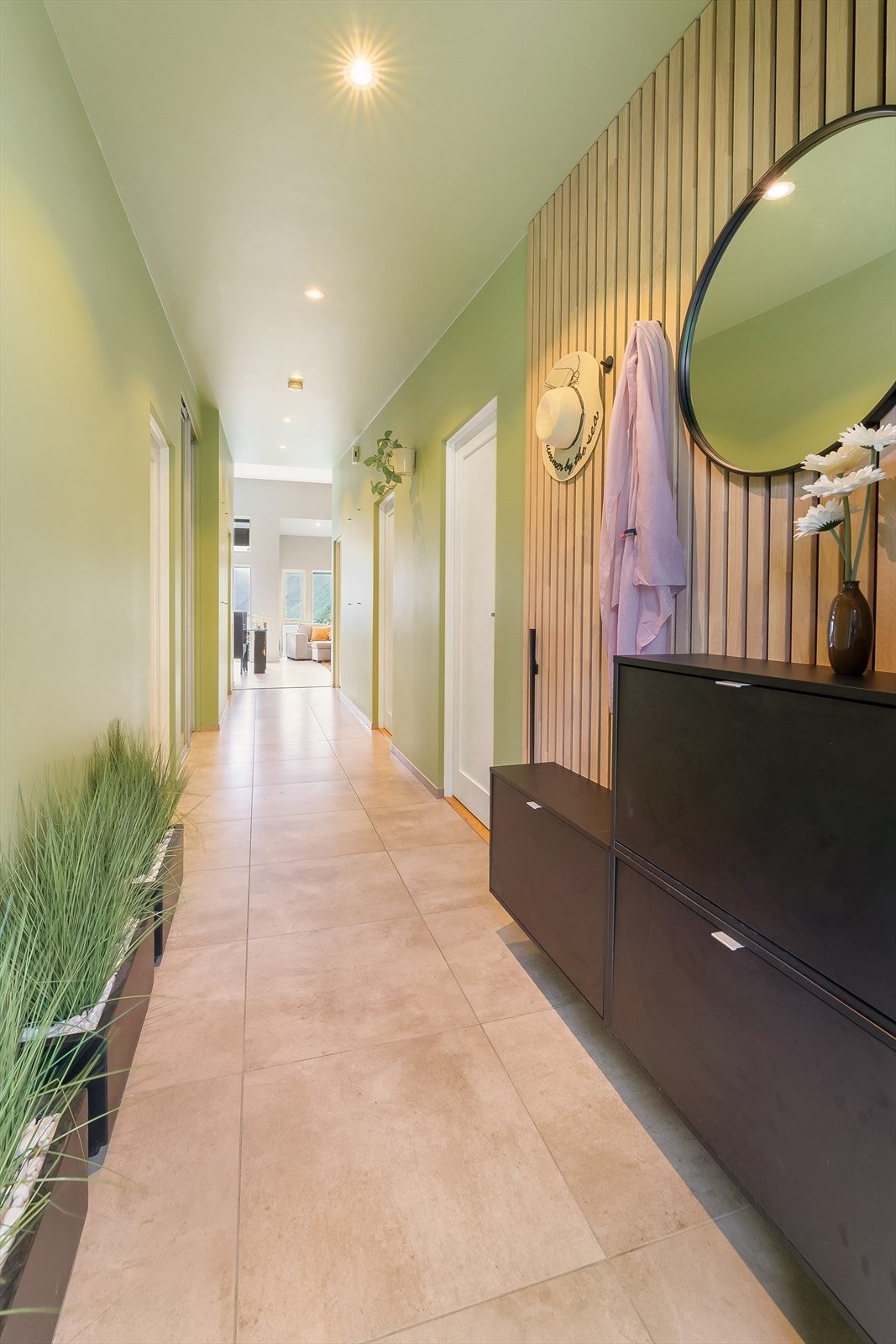 Entre/gang med flislagt golv og fin spilevegg. Downlights i himling i alle rom Galleribilde