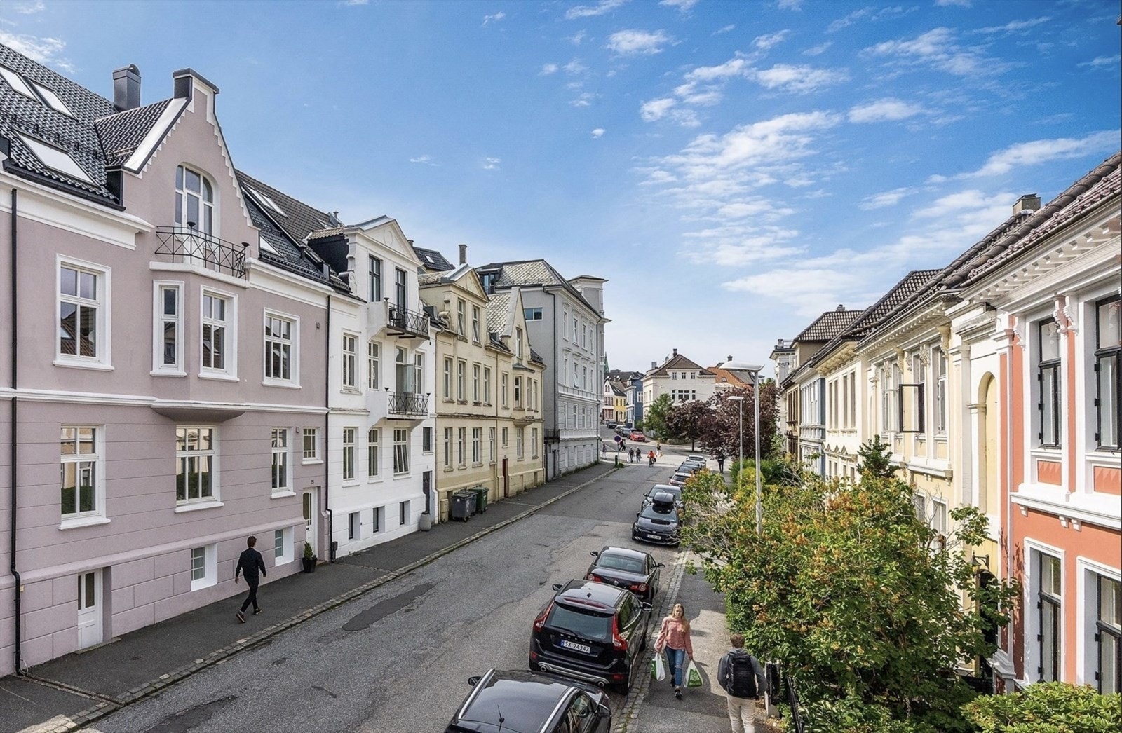 Den vakre bygårdsdrømmen har en flott plassering i byggets 2. etasje, og går over hele planet hvor man ser karnappen. Galleribilde