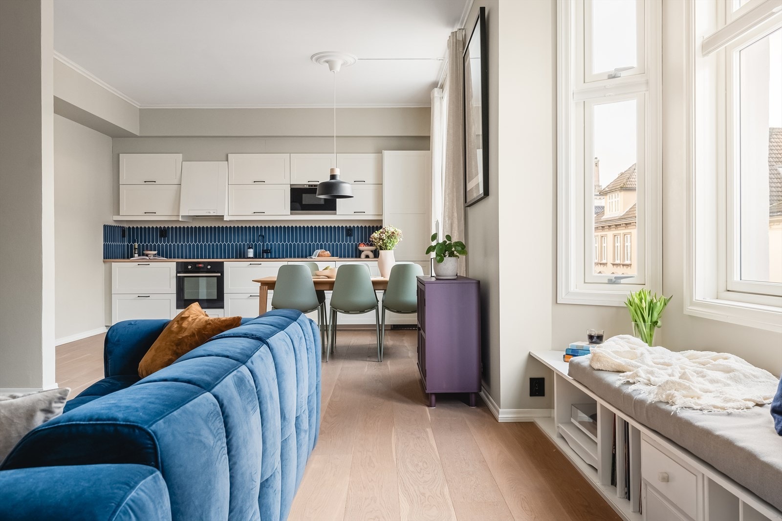 Leiligheten har en åpen stue- og kjøkkenløsning som måler til 34m². Galleribilde
