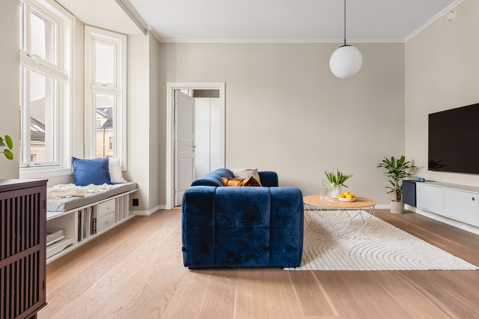 Fra stue er det tilkomst til ett av boligens soverom. Dette er forøvrig en lettvegg som kan fjernes om man ønsker en tilsvarende større stue. Galleribilde