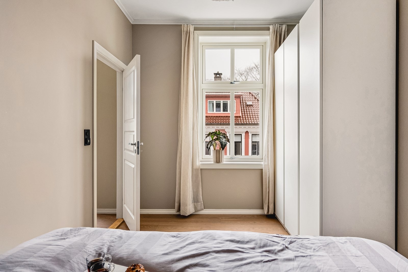 Samtlige rom er malt i tidsriktige og behagelige farger. Galleribilde