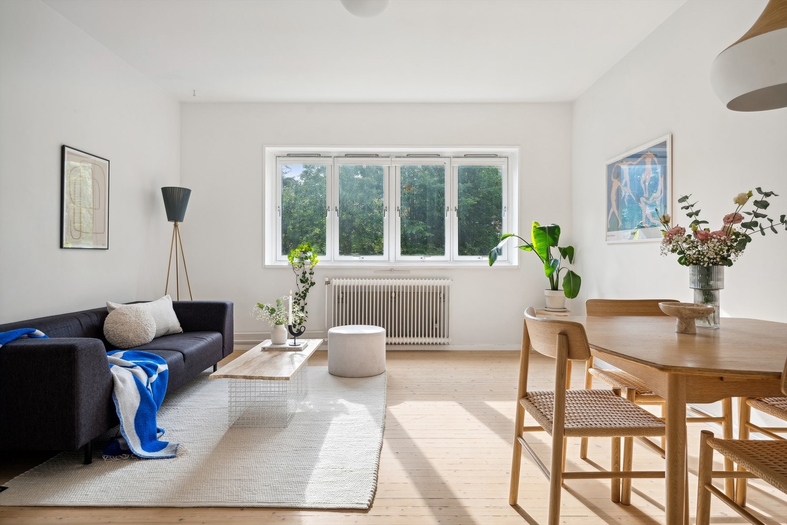 Lys stue med god plass til sofa, TV-krok og spisebord Galleribilde