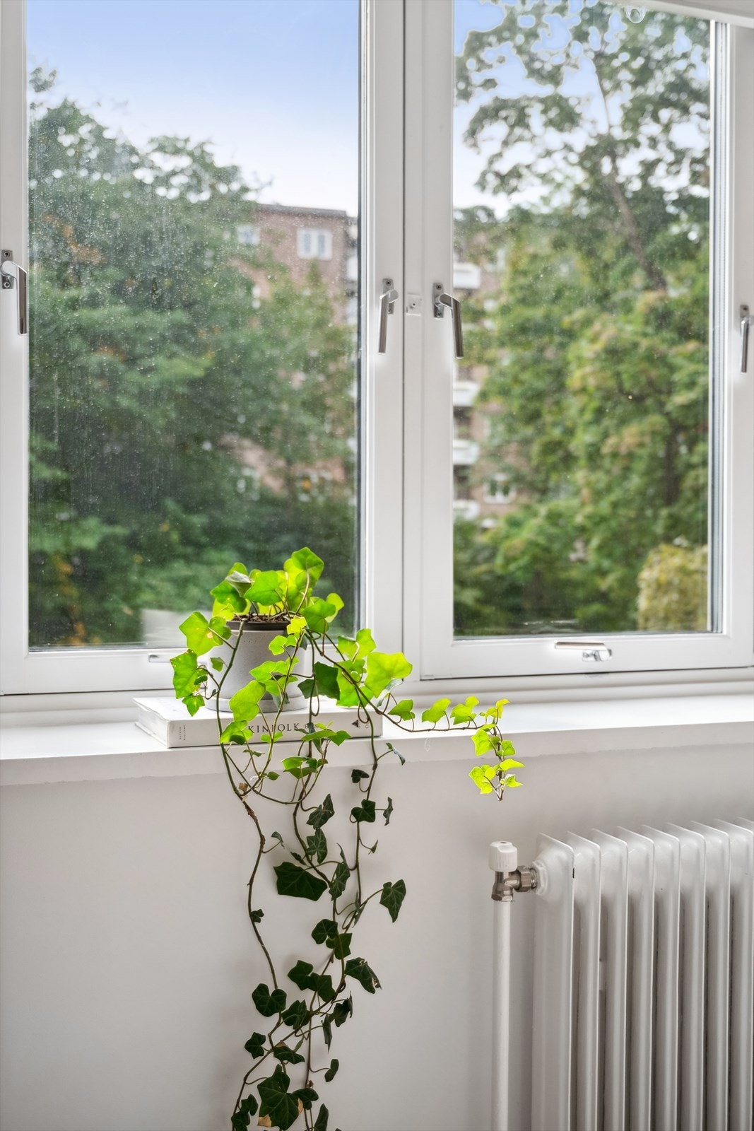 Boligen er omgitt av grønne og rolige fellesarealer, godt skjermet fra bystøy Galleribilde