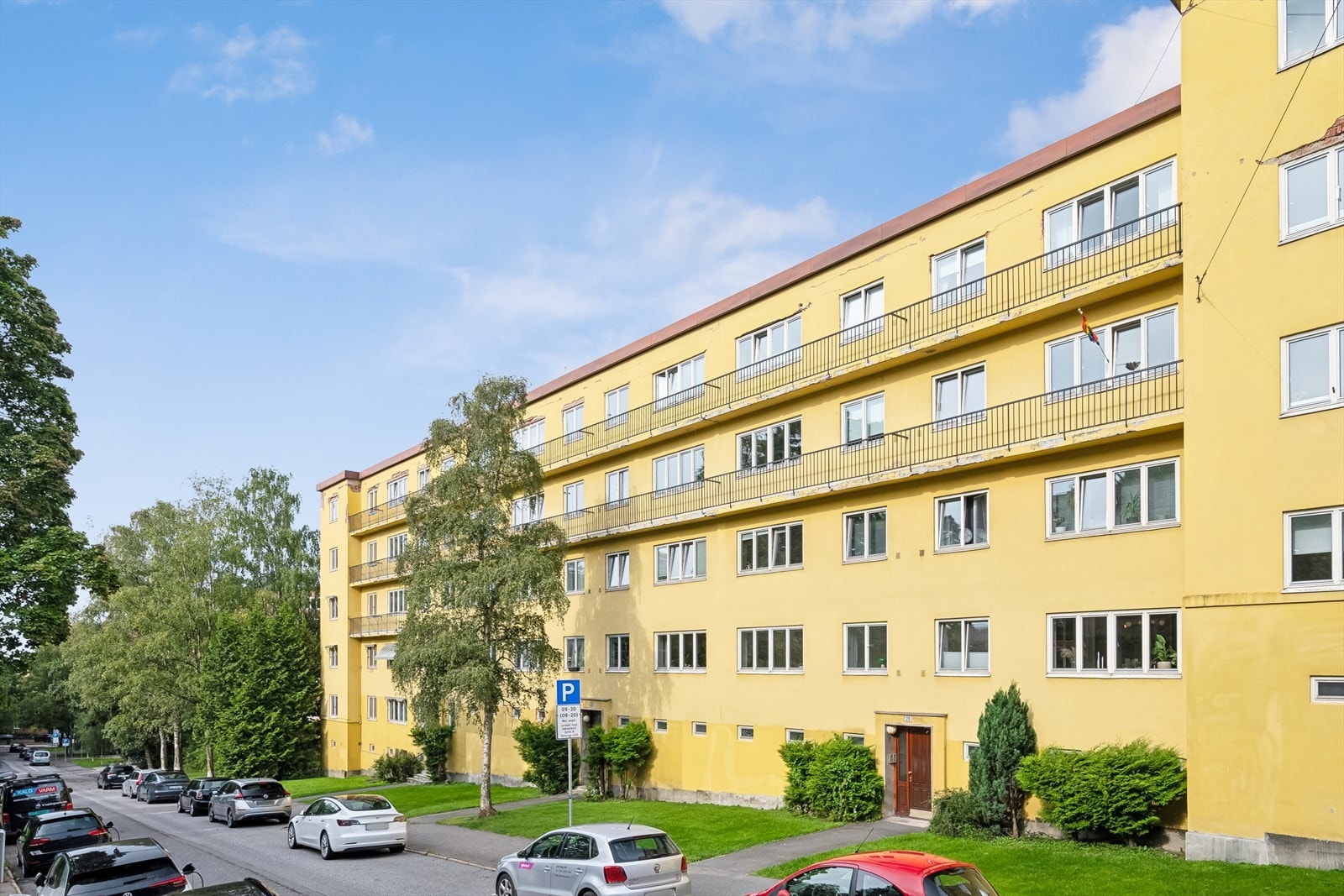 Rett utenfor borettslaget er det kommunale ladestasjoner og beboerparkering Galleribilde