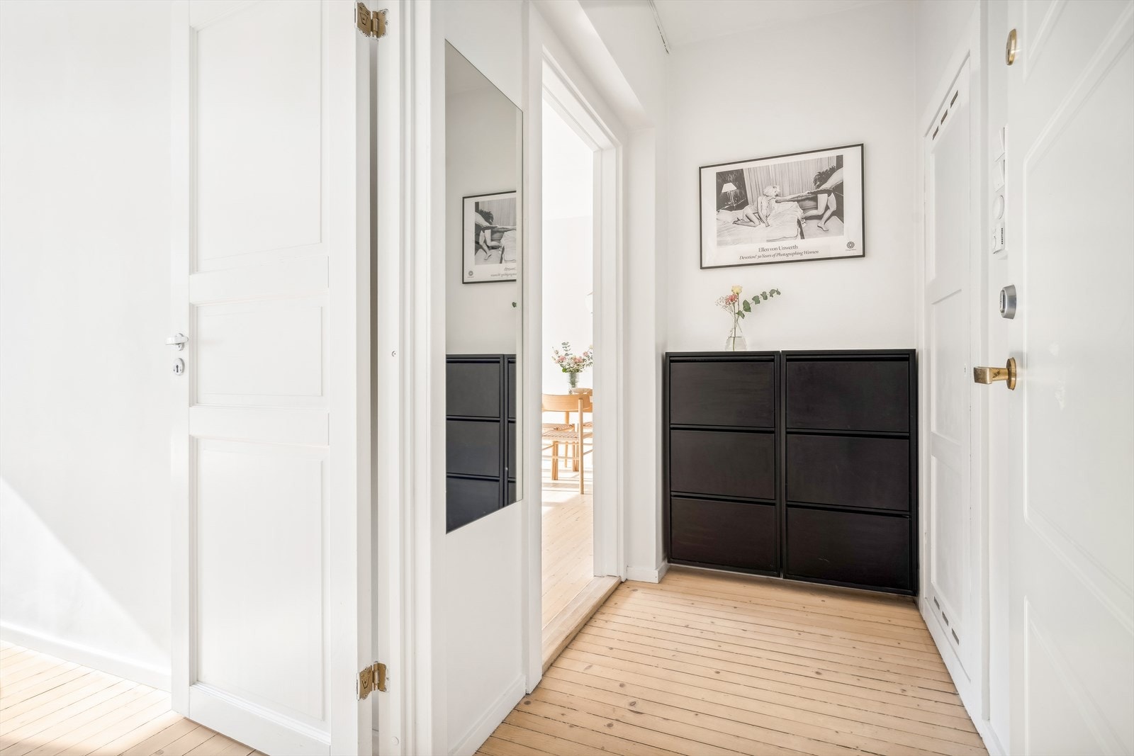 Praktisk entré med plassbygget garderobeskap og innvendig bod/kott Galleribilde