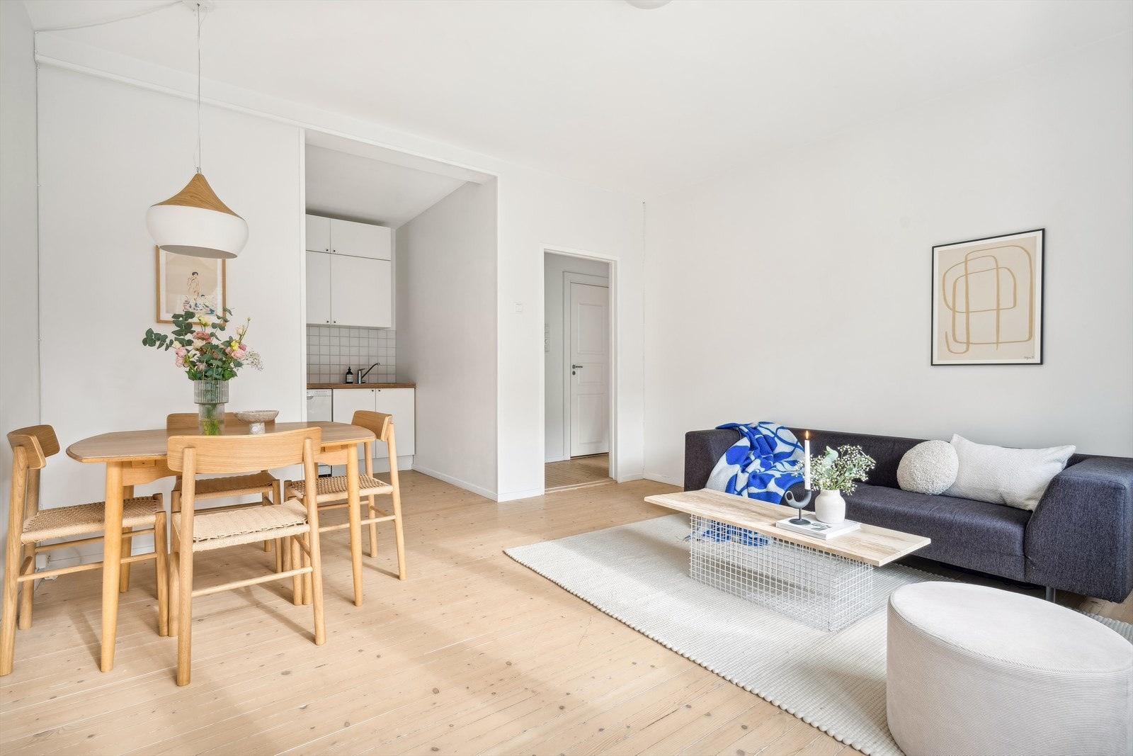 Romslig stue med originale tregulv Galleribilde