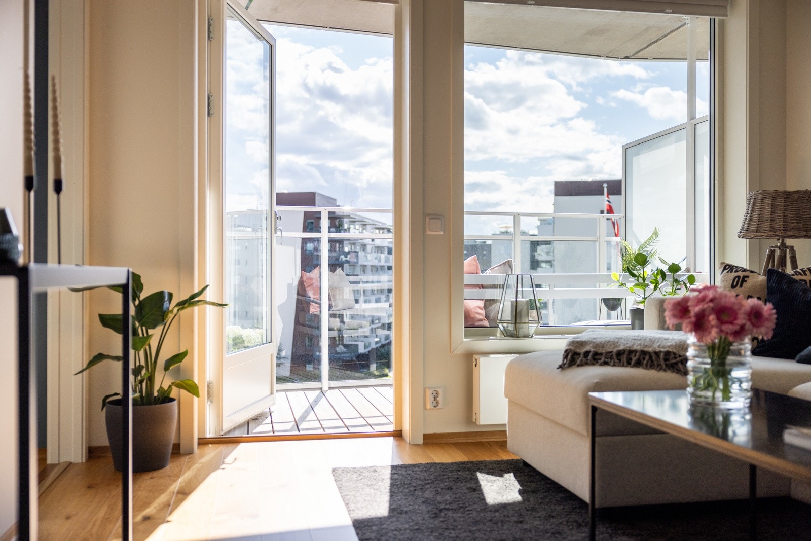 Fra stuen er det utgang til sydvendt balkong på totalt 6kvm Galleribilde
