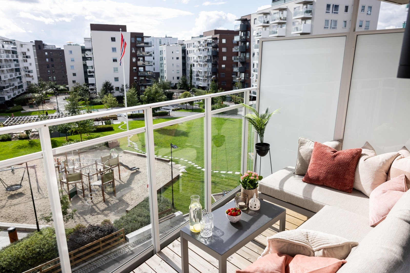 Balkongen er det perfekte stedet å nyte dagene om sommerhalvåret og fungerer som en forlengelse av stuen Galleribilde