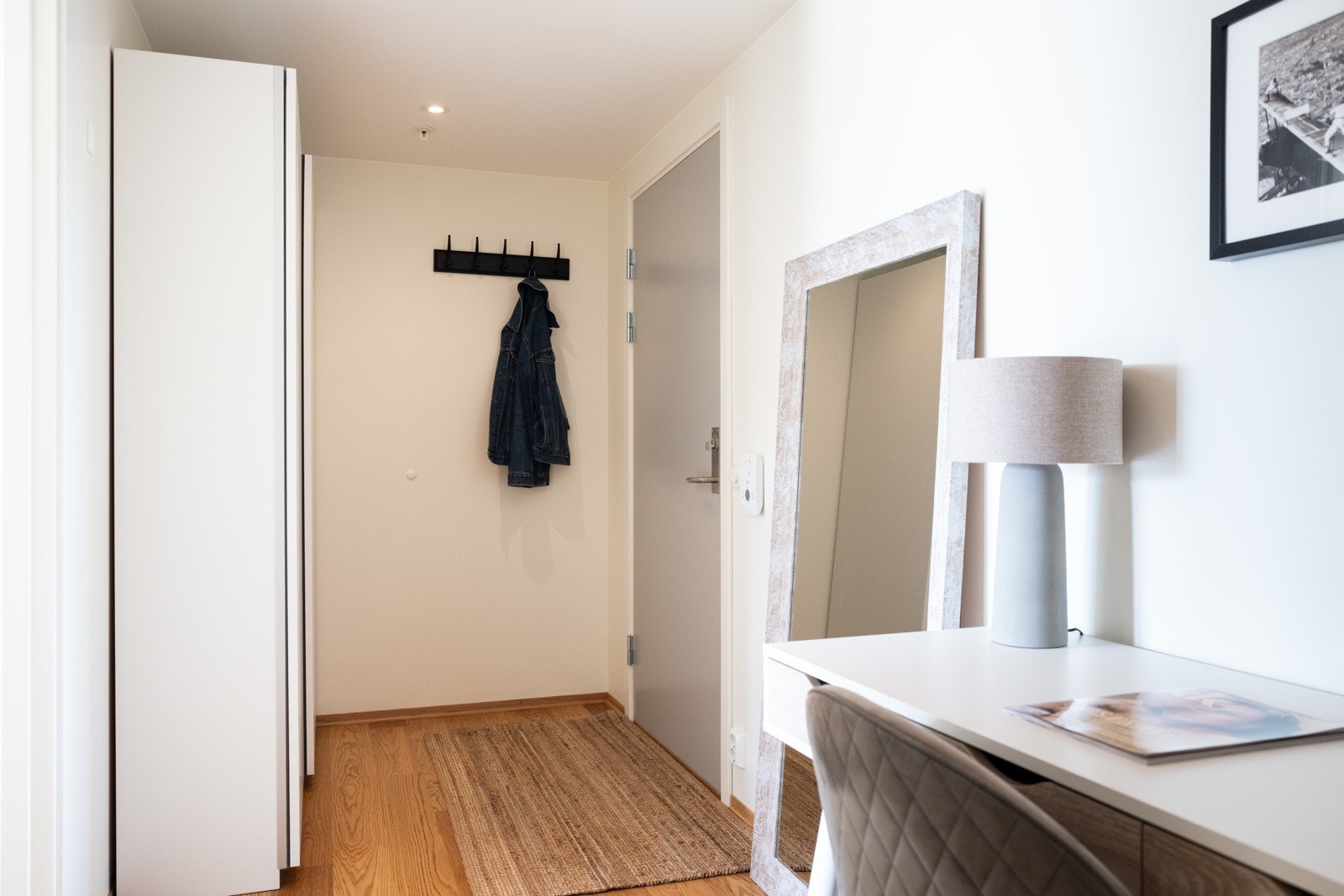 Man ankommer leiligheten i en innbydende og romslig entré med god plass til oppheng av yttertøy Galleribilde