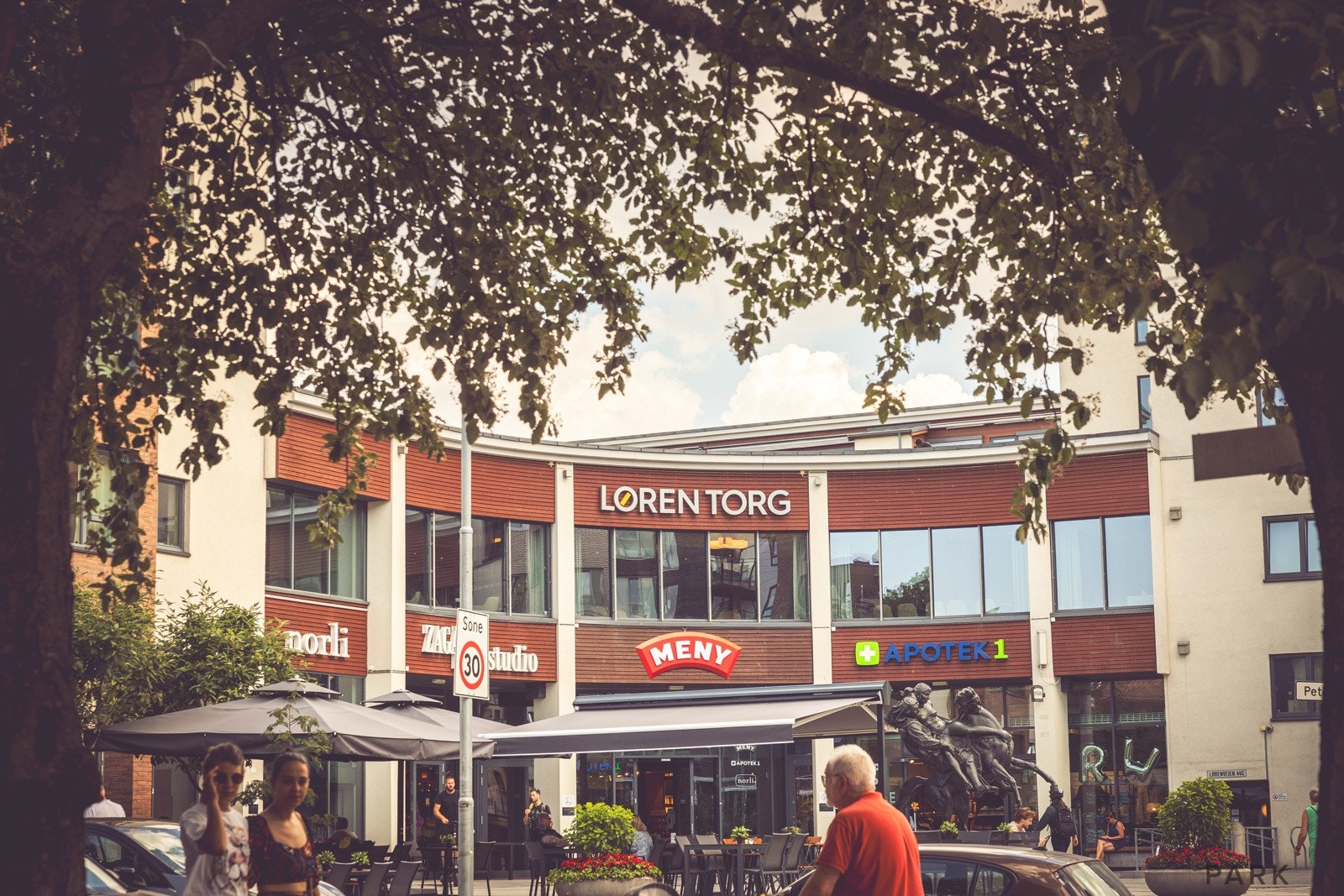 Løren torg med handlemuligheter ligger få minutter gange fra leiligheten Galleribilde