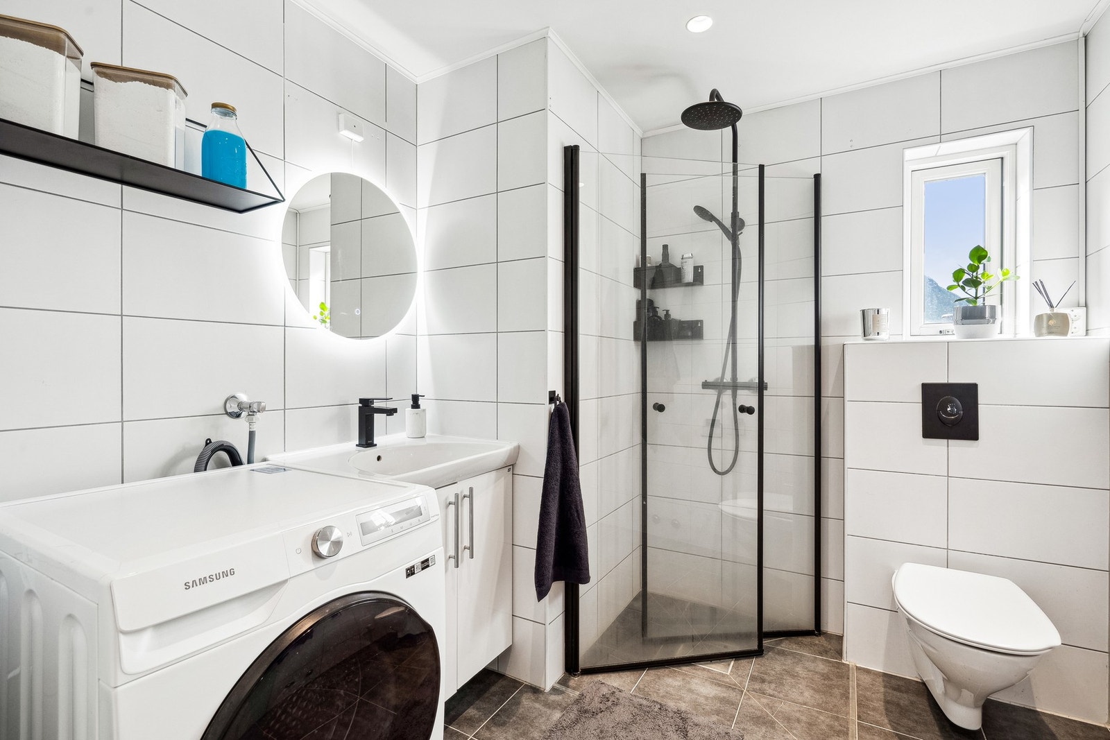 Badet er av god størrelse med plass til det du trenger. Galleribilde