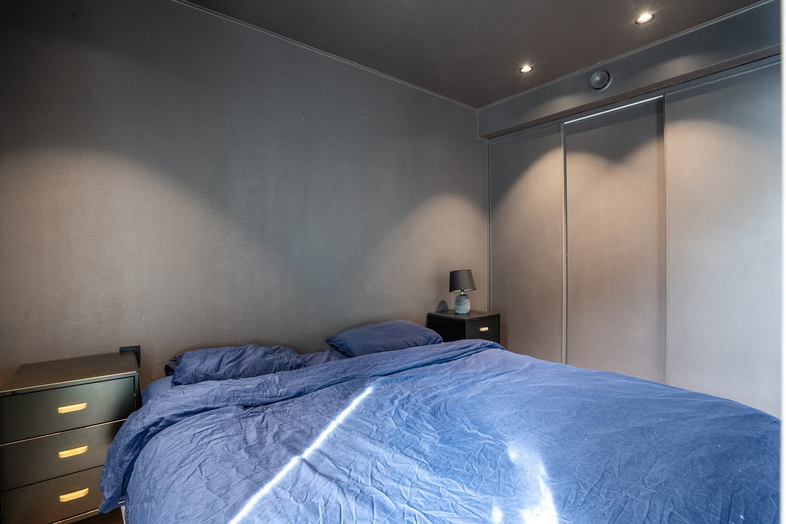 Soverommet har også skyvedørsgarderobe. Galleribilde