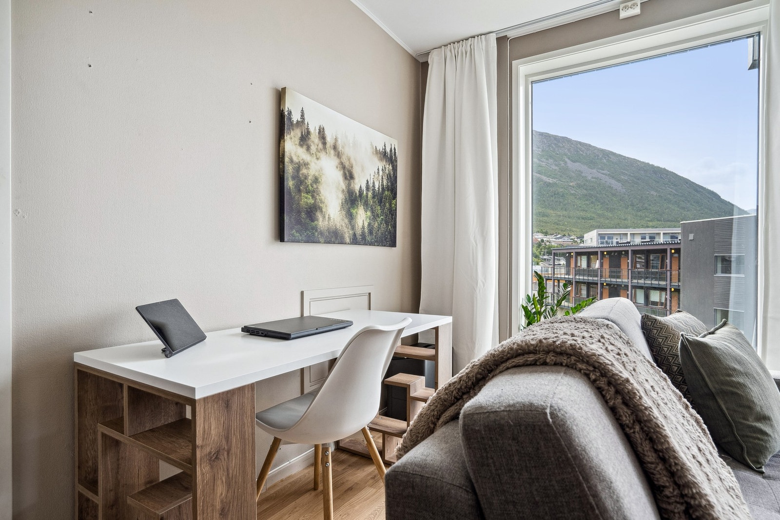 Praktisk plass til et lite hjemmekontor. Fra stuen Galleribilde