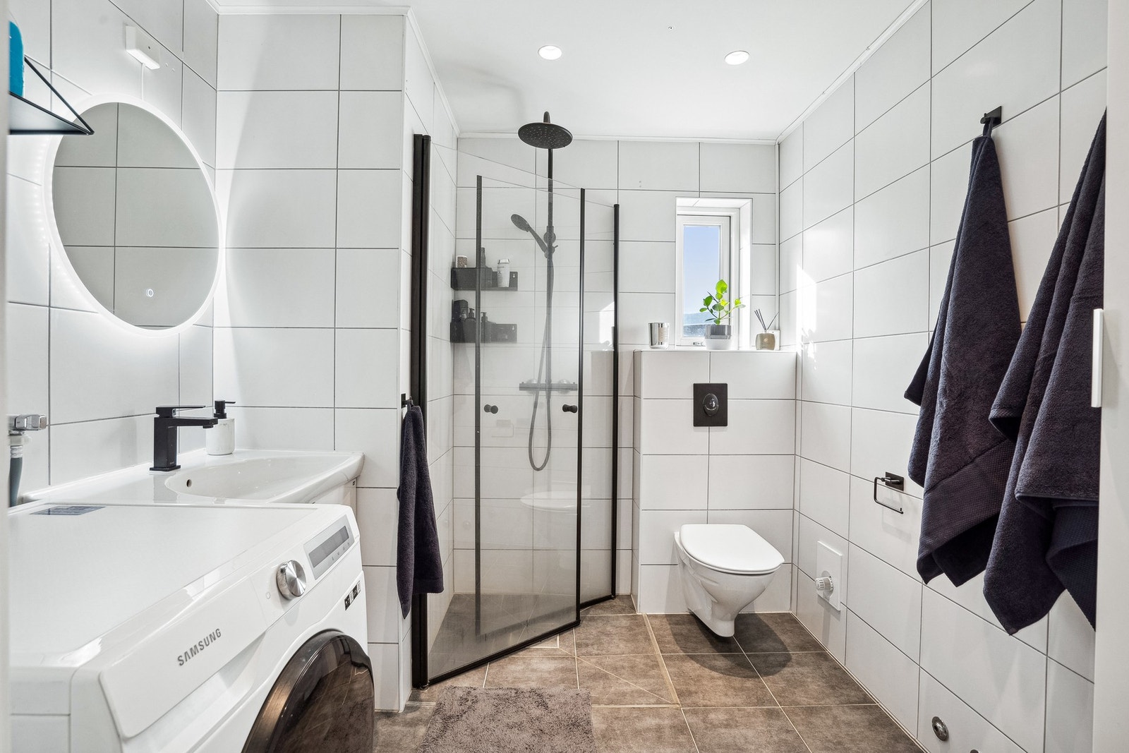 Badet er mørke detaljer som gir et moderne uttrykk. Galleribilde