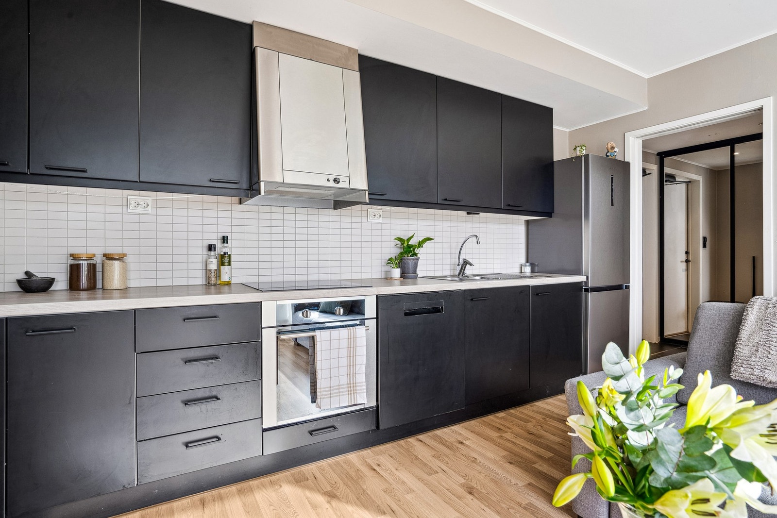 Moderne kjøkken i mørkefarger som passer godt til leiligheten. Galleribilde