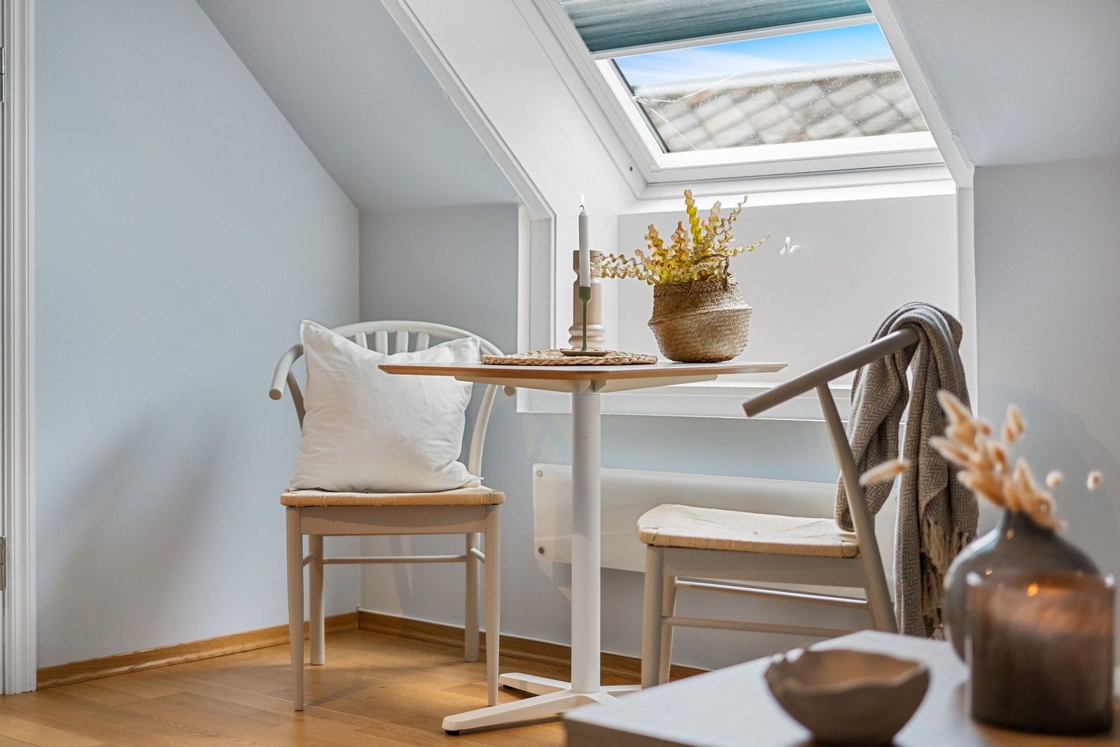 Det er plass til et koselig frokostbord ved vinduet. Galleribilde