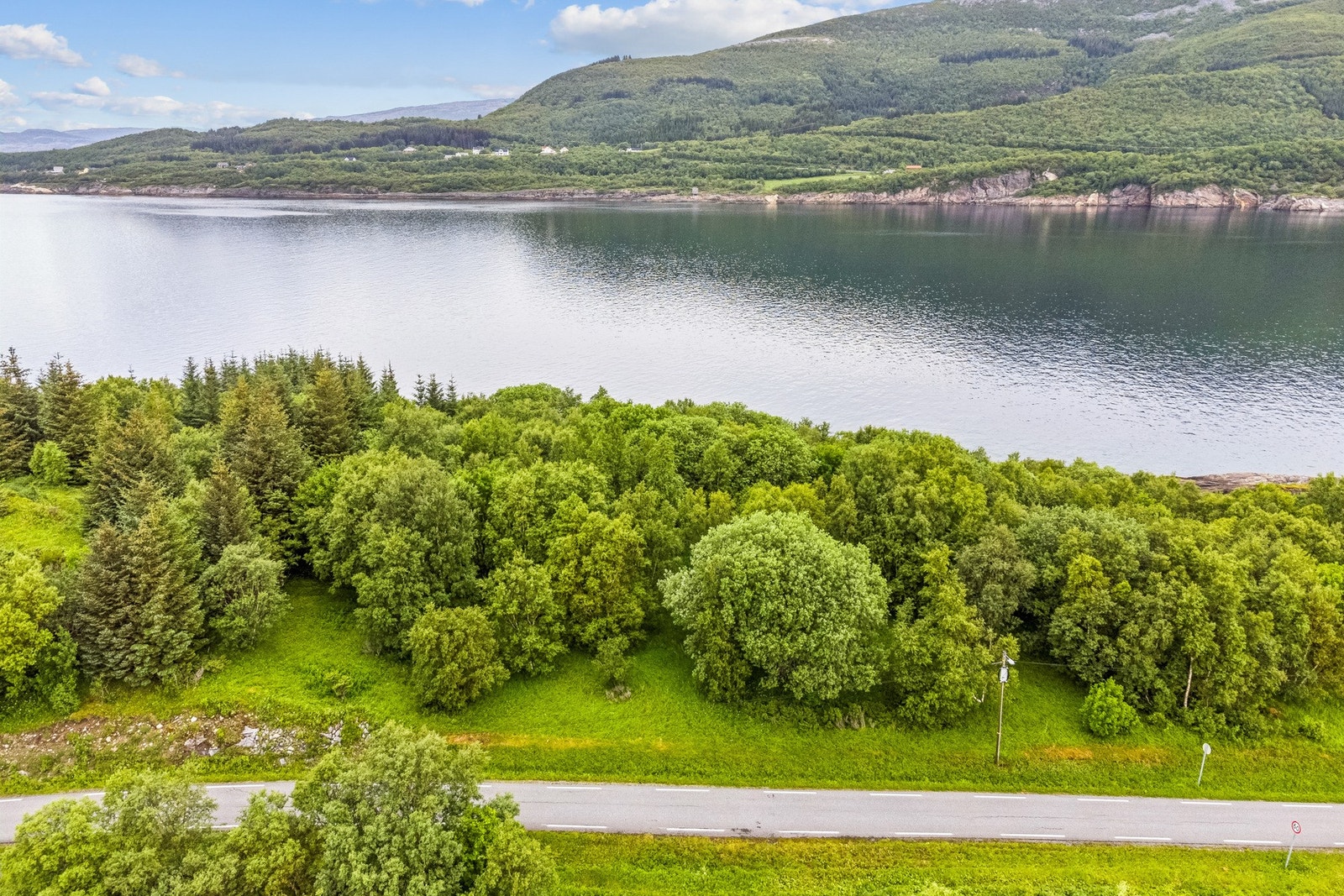 Tomten ligger like ved offentlig vei - Det er ikke fremlagt vann eller avløpsledninger til tomten Galleribilde